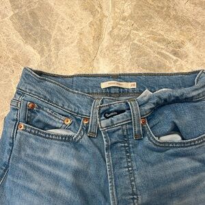 Levi’s wedge skinny 28 - distressed on left knee